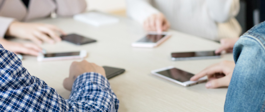 1640337328224917.jpg 攝圖網_500296404_wx_桌上圍成一圈的手機(非企業商用).jpg